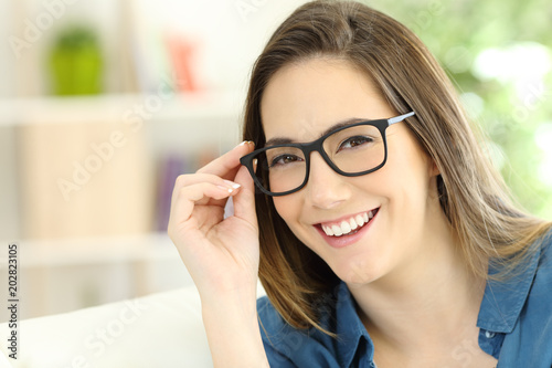 Fototapeta Naklejka Na Ścianę i Meble -  Beauty woman wearing eyeglasses posing