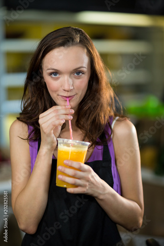  Shop assistant having fresh fruit juice