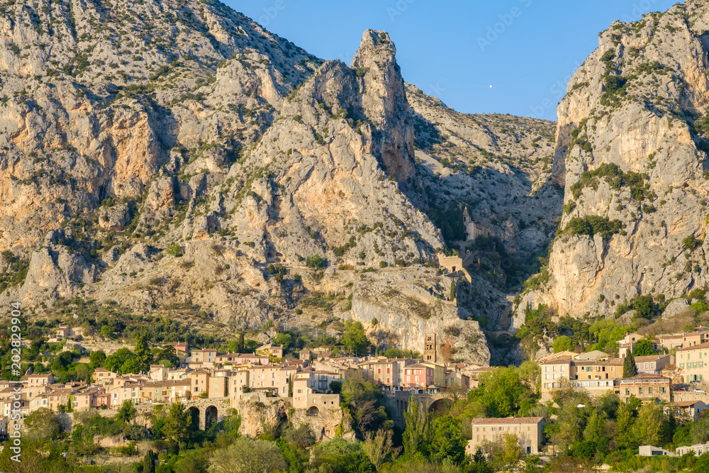 Vue sur le village de Moustiers Sainte-Marie. Alpes de Haute Provence, France. Coucher de soleil.