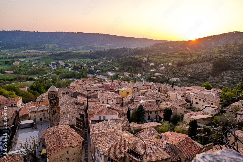 Vue panoramique depuis la hauteur du village de Moustiers Saine-Marie. Alpes de Haute Provence. France. Coucher de soleil.