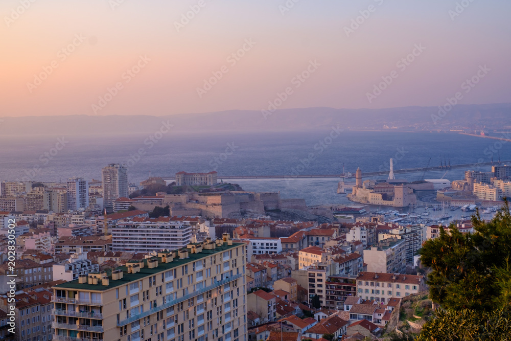 Vue panoramique sur la ville de Marseille, France, mer Méditerranée, coucher de soleil.	
