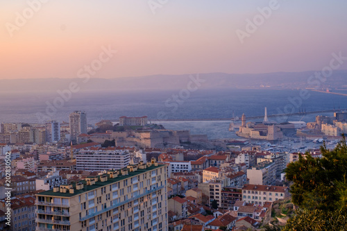 Vue panoramique sur la ville de Marseille, France, mer Méditerranée, coucher de soleil. 