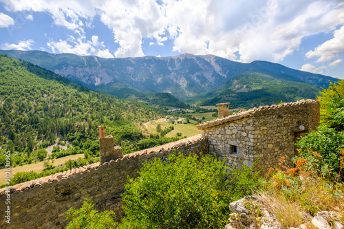 Vue panoramique sur le Mont Ventoux et la vallée de Toulourenc,  depuis le village de Brantes. Provence, France.	