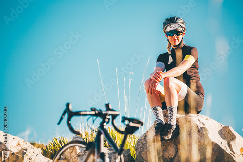 Fahrradfahrerin auf der Strasse, Cycling Girl Mallorca auf einem Rennrad