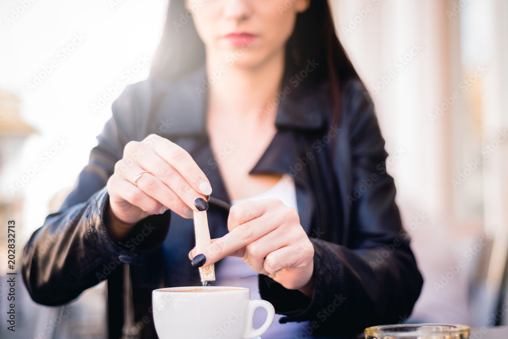 Εκτύπωση καμβά The woman will sweeten her coffee with sugar