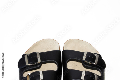 Sandalias negras de cuero a tiras de verano, fondo blanco 