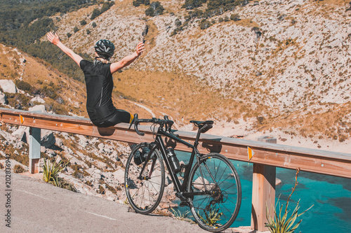 Fahrradfahrerin auf der Strasse, Cycling Girl Mallorca auf einem Rennrad