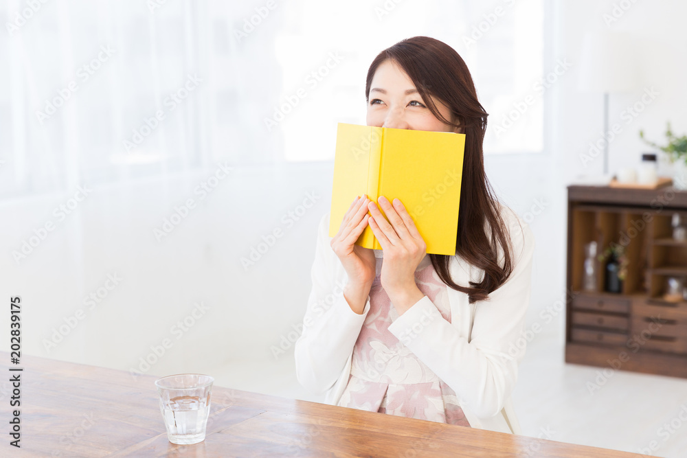本を読む女性