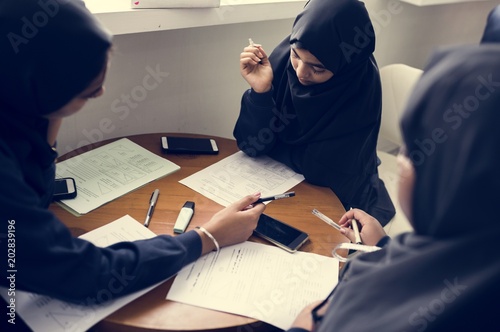 Canvas Print diverse muslim girls studying in classroom