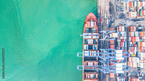 Fototapeta samoprzylepna Widok z lotu ptaka kontenerowiec statek towarowy, logistyka eksport eksport firmy i transport międzynarodowy przez kontenerowiec na otwartym morzu.