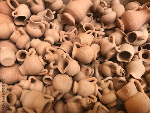 Piccole anfore di terracotta photo