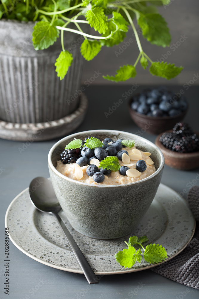 Φωτογραφία healthy breakfast steel cut oatmeal porridge with blueberry blackberry