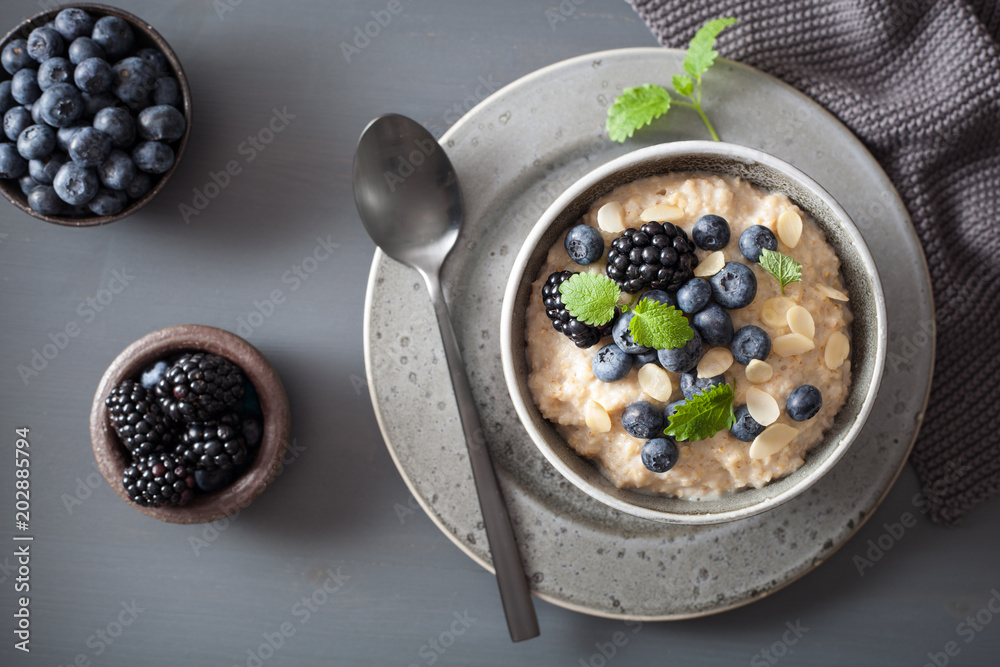 Φωτογραφία healthy breakfast steel cut oatmeal porridge with blueberry blackberry
