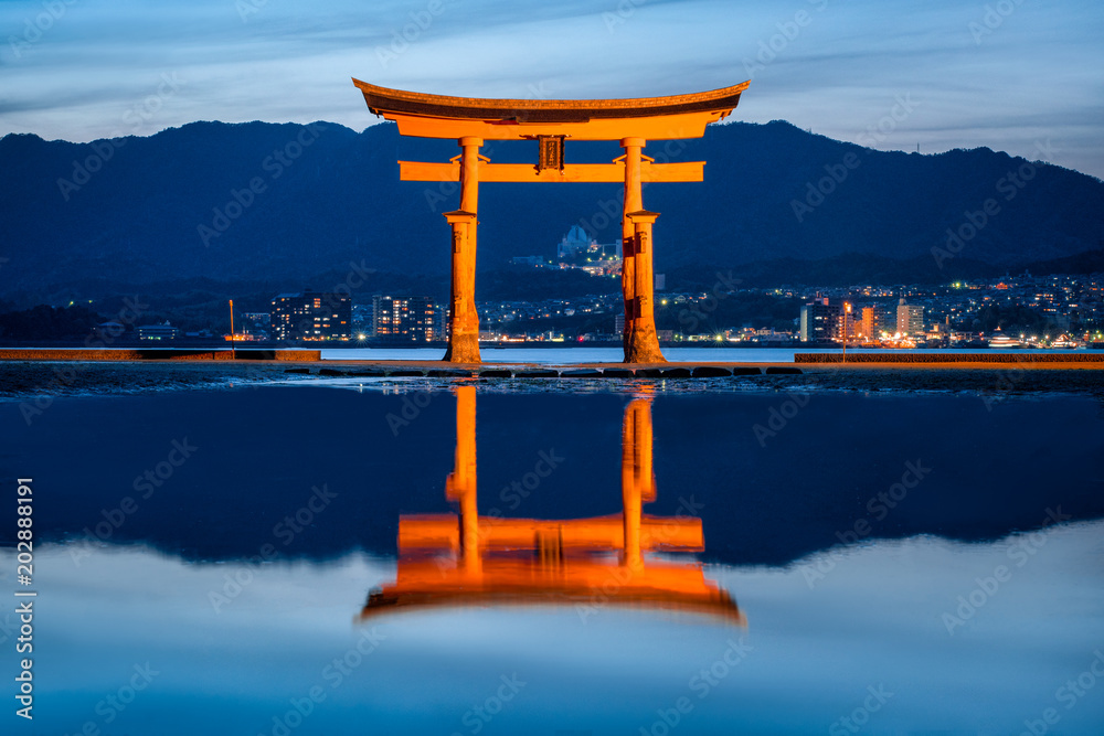 Das rote Tor (Torii) des Itsukushima Schreins in Miyajima, Japan Das rote Tor (Torii) des Itsukushima Schreins in Miyajima, Japan