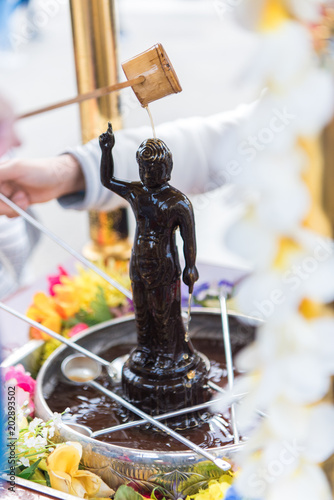 お花祭り（お釈迦様に甘茶をかける）