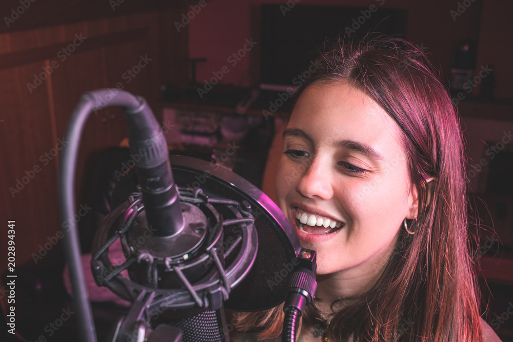 Φωτογραφία Singing girl singing with a microphone