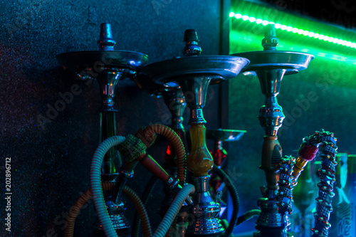cachimbas club nocturno luces tonos azules verdes photo