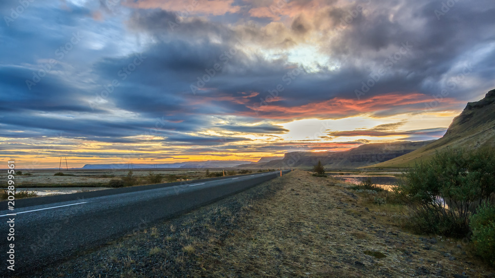 Straße in Island in den Sonnenuntergang