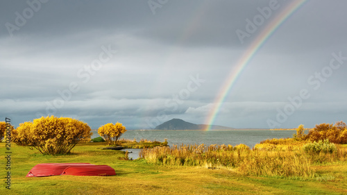 Regenbogen über einem See, Island, schöner Hintergrund