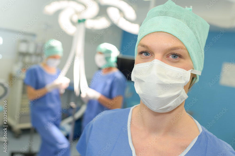 Fotografie female surgeon looking at the camera