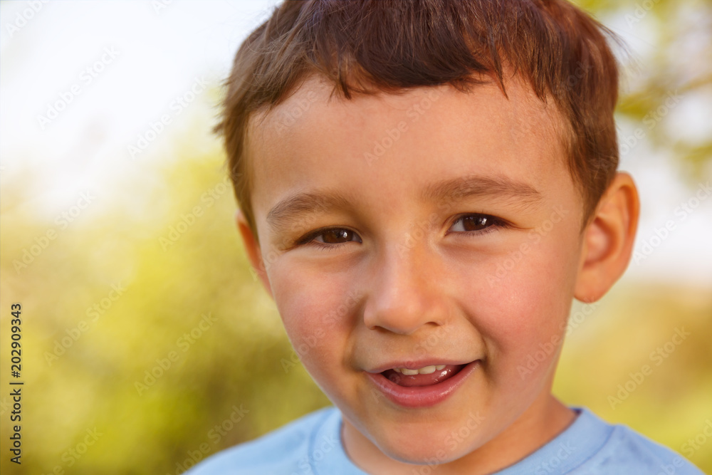 Kind kleiner Junge Portrait Gesicht lachen draußen Frühling Kind kleiner Junge Portrait Gesicht lachen draußen Frühling