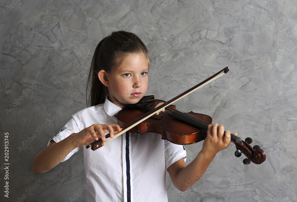 pretty girl playing violin