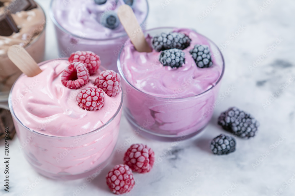 Φωτογραφία Healthy vegan dessert concept - smoothie bowl made of frozen banana and berries