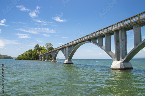 the pedestrian bridge in the Saman Gulf Dominican Republic, connects the coast with two tiny islets of Cayo Linares and Cayo-Vihia, located near the shore. Built during the reign of President Balaguer © Nemo67
