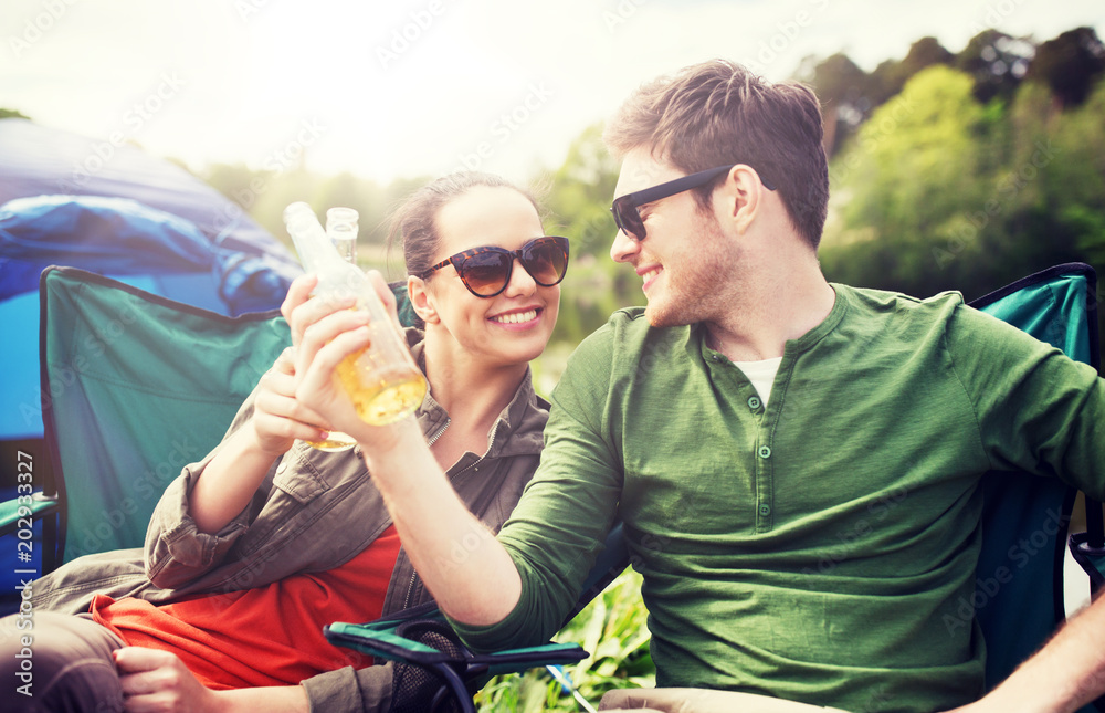 Εκτύπωση καμβά camping, travel, tourism, hike and people concept - happy friends clinking glass