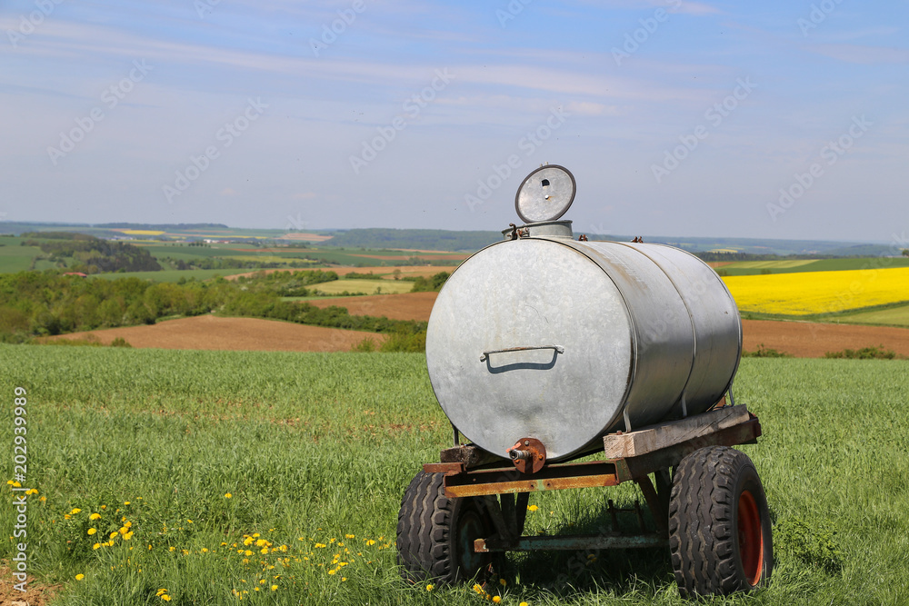 Obraz premium Tank with water in the field
