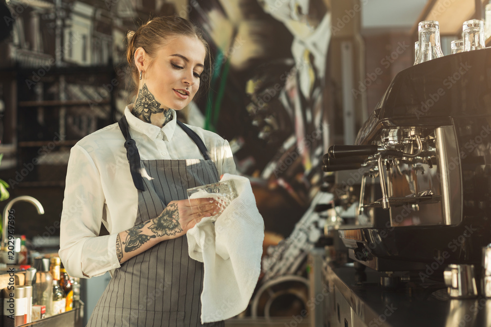 Φωτογραφία Portrait of tattooed barista at coffee shop counter