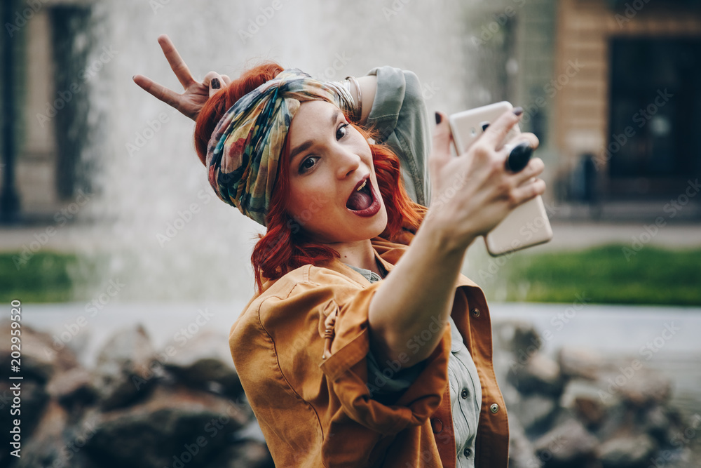 Ταπετσαρία beautiful young woman taking selfie picture outdoors