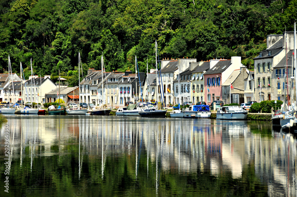 Ταπετσαρία Reflections on the water in Morlaix, France