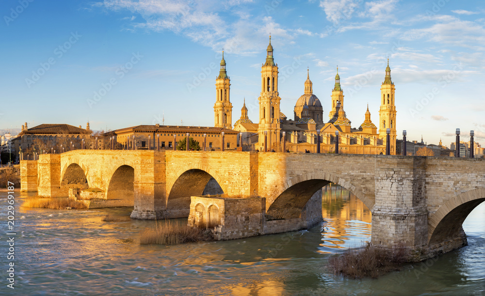 Zaragoza - The bridge Puente de Piedra and Basilica del Pilar in morning light.