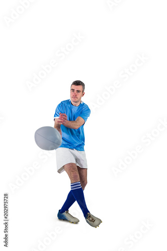 Rugby player throwing a rugby ball © WavebreakmediaMicro