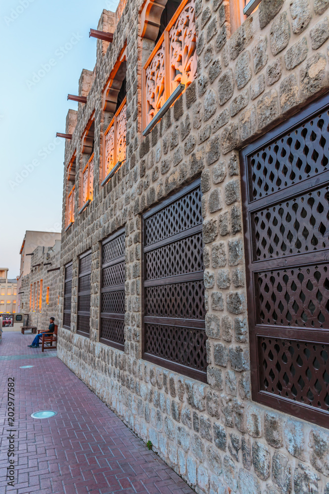 Φωτογραφία facade of the old Arab houses on the waterfront of the Gulf Creek in Dubai, twil