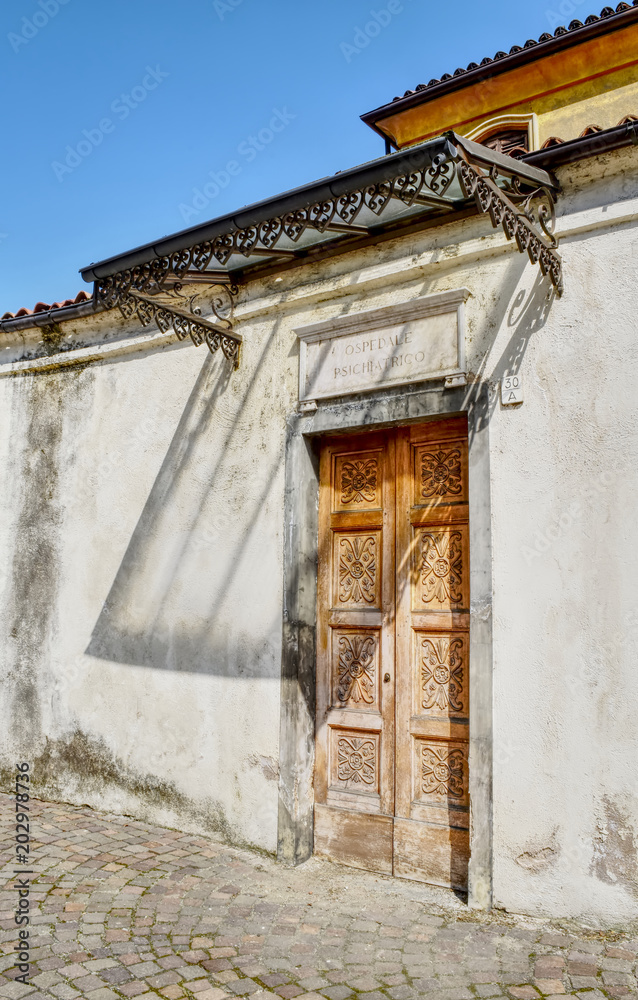 Φωτογραφία The main entrance of the old and now abandoned mental institution of Collegno, Italy