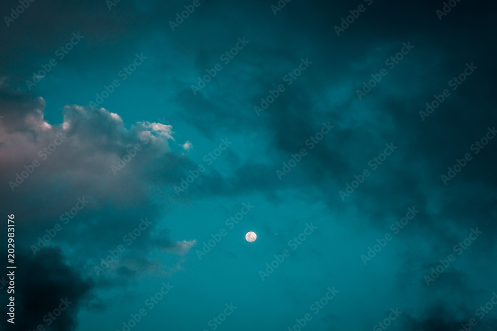 Luna en nubes.