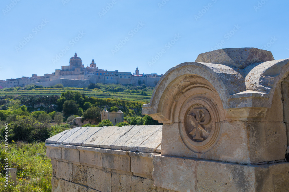 Φωτογραφία Old burial crypt cemetery below the Ancient hilltop fortified capital city of Ma