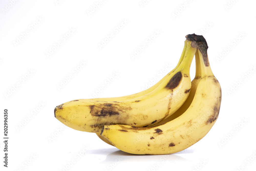 racimo de plátanos maduros con fondo blanco