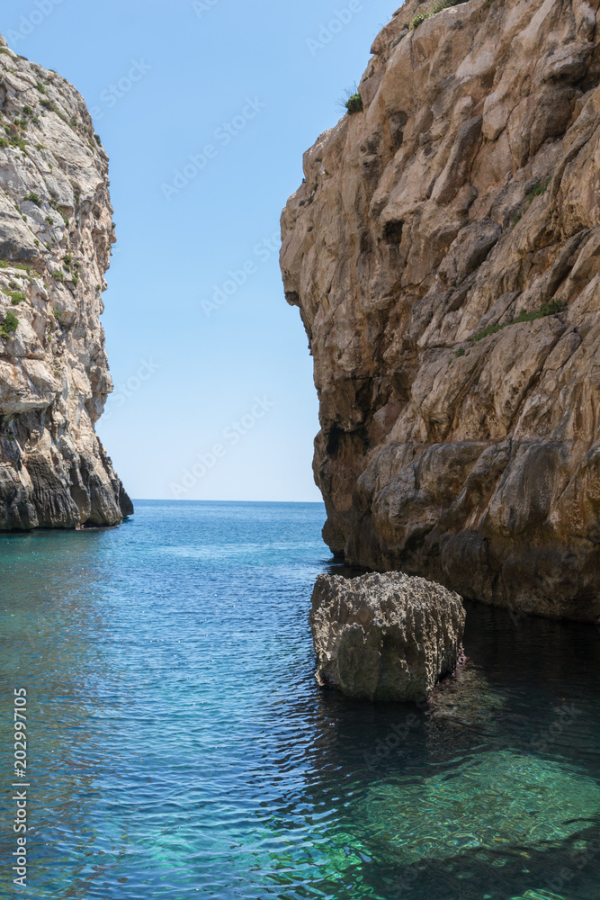 Φωτογραφία Wied Babu, at Wied iz-Zurrieq, azure blue turquoise waters at the bottom of the