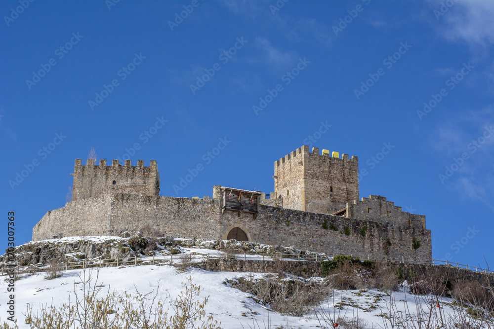 Castillo del pueblo de Argueso en la provincia de Cantabria España en un día de invierno cubierto de nieve