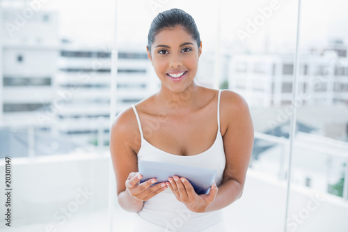 Free Download Lucky toned brunette using tablet - GFXLoad