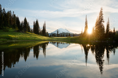 Obraz na płótnie Sunrise at Tipsoo Lake with Mt. Rainier w salonie