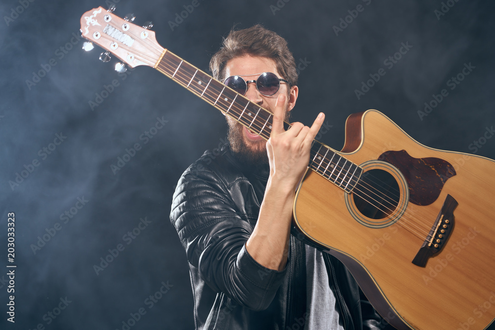Obraz premium emotional guitarist with glasses and a leather jacket