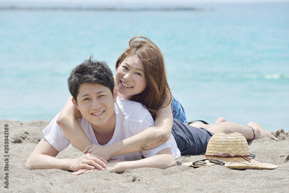 ビーチで寄り添うカップル