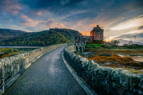 Obraz na płótnie Eilean Donan Castle and a dramatic sunset sky on a Halloween evening w salonie