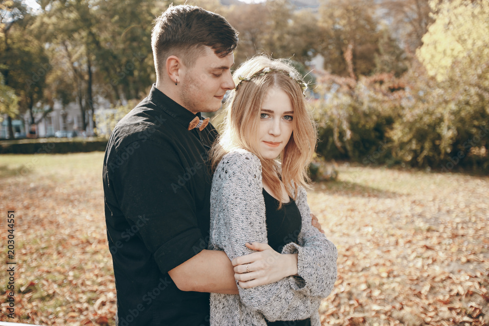 Fototapeta premium happy couple in city