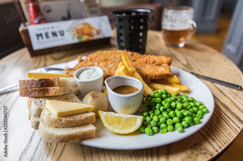 Obraz na płótnie A typical fish and chips meal in a Scottish pub w salonie