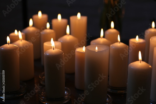 Kerzenschein in der Kirche